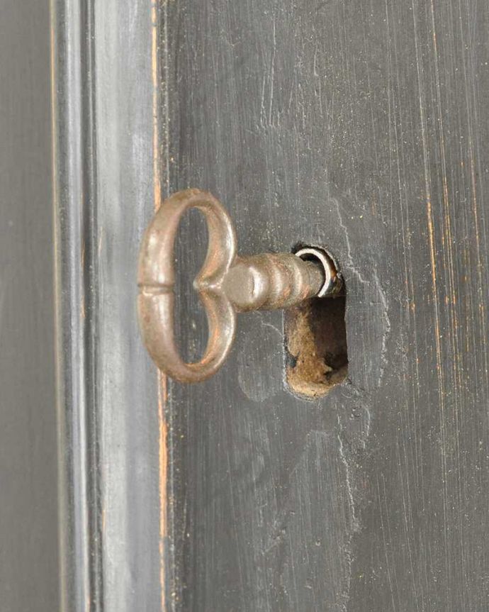 アンティークのキャビネット アンティーク家具 クールなカラーのアンティーク家具、大人のためのフレンチガラスキャビネット。開ける度にワクワクする取っ手鍵を回して開けてください。(x-1228-f)