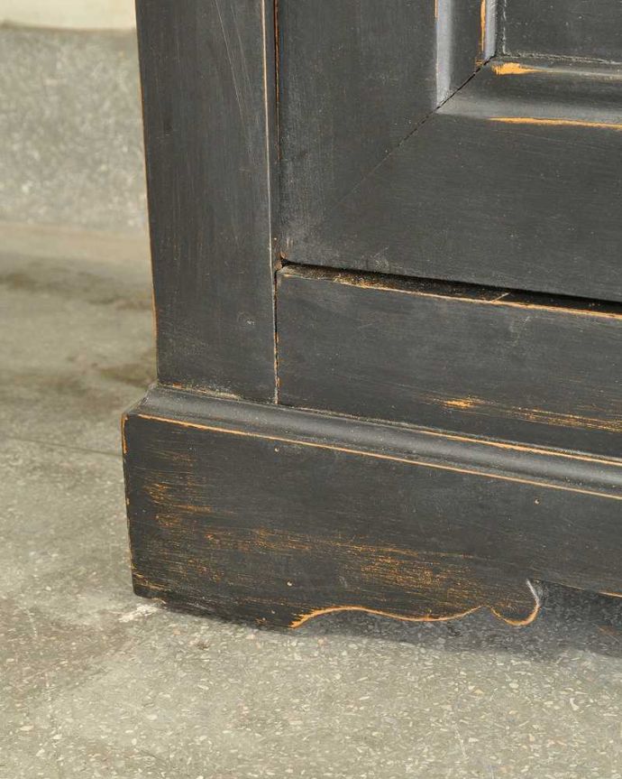 アンティークのキャビネット アンティーク家具 クールなカラーのアンティーク家具、大人のためのフレンチガラスキャビネット。女性1人でラクラク運べちゃう仕掛けHandleのアンティークは、脚の裏にフェルトキーパーをお付けしています。(x-1228-f)