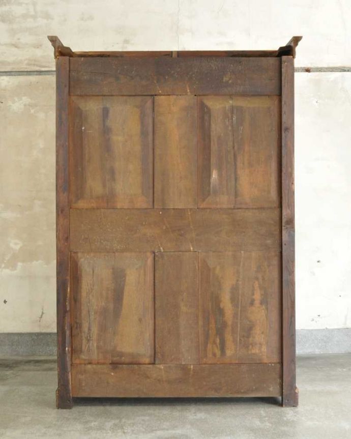 アンティークのキャビネット アンティーク家具 クールなカラーのアンティーク家具、大人のためのフレンチガラスキャビネット。後ろ姿もキレイですアンティークは新品ではないので、もちろん経年変化によるキズはありますが、専門の職人がキレイにお直しをしているので、後ろ姿までキレイです。(x-1228-f)