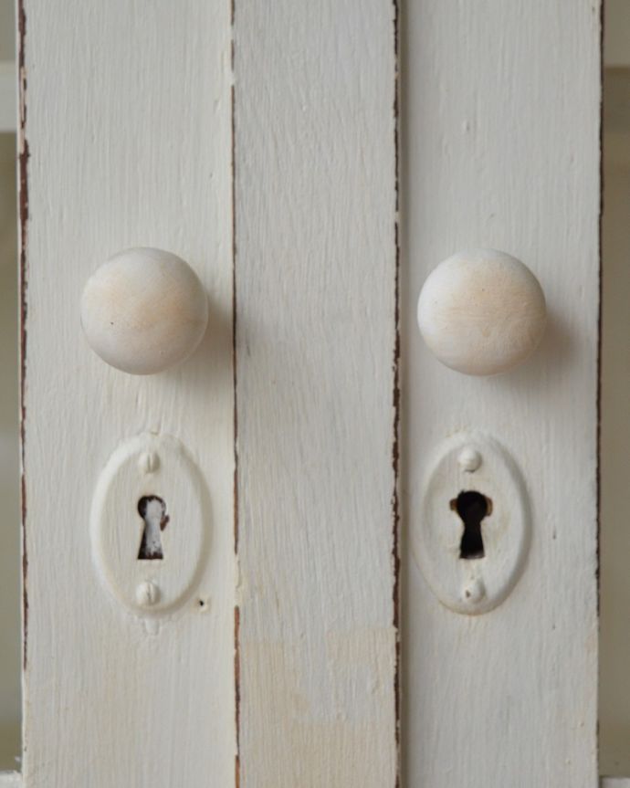 アンティークのキャビネット アンティーク家具 フランスのインテリアを楽しむアンティーク家具、ペイント仕上げのガラスキャビネット 。風合いがいい感じの取っ手。(x-1229-f)