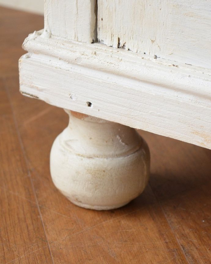 アンティークのキャビネット アンティーク家具 フランスのインテリアを楽しむアンティーク家具、ペイント仕上げのガラスキャビネット 。女性1人でラクラク運べちゃう仕掛けHandleのアンティークは、脚の裏にフェルトキーパーをお付けしています。(x-1229-f)