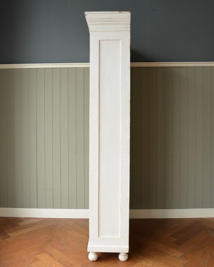 アンティークのキャビネット アンティーク家具 フランスのインテリアを楽しむアンティーク家具、ペイント仕上げのガラスキャビネット 。横から見てもステキもちろん、横から見られることも考えて、しっかり修復してあります。(x-1229-f)