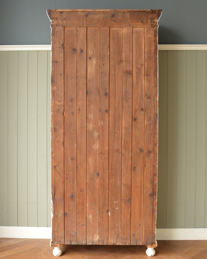 アンティークのキャビネット アンティーク家具 フランスのインテリアを楽しむアンティーク家具、ペイント仕上げのガラスキャビネット 。後ろ姿もキレイですアンティークは新品ではないので、もちろん経年変化によるキズはありますが、専門の職人がキレイにお直しをしているので、後ろ姿までキレイです。(x-1229-f)