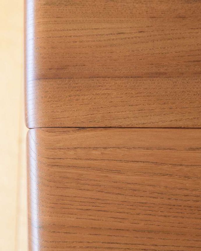 アーコールの家具　アンティーク家具　３パターンのサイズ展開可能、アーコール社のヴィンテージドロップリーフテーブル。近づいてみるとこんな感じです。(x-1230-f)