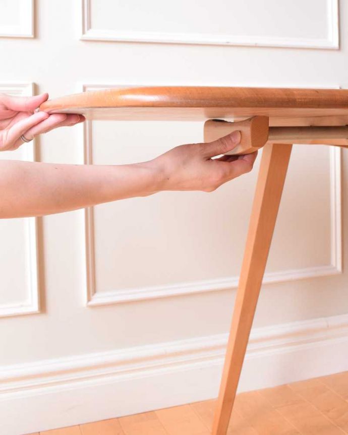 アーコールの家具　アンティーク家具　３パターンのサイズ展開可能、アーコール社のヴィンテージドロップリーフテーブル。あっという間にサイズが変えれます。(x-1230-f)