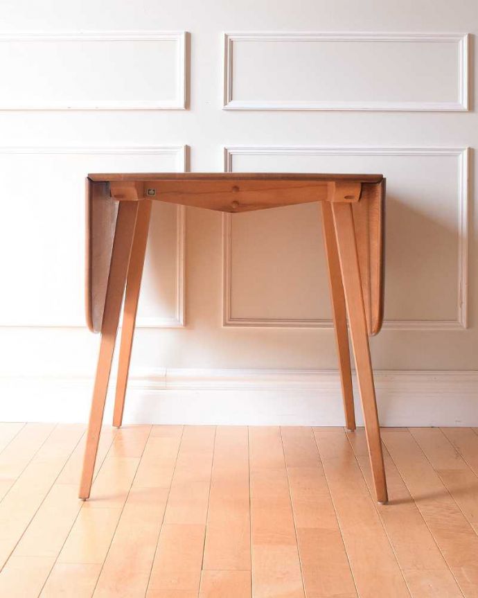 アーコールの家具　アンティーク家具　３パターンのサイズ展開可能、アーコール社のヴィンテージドロップリーフテーブル。横から見てもステキ使わないときは、たたんで壁につけておけば、お部屋が広く使えます。(x-1230-f)