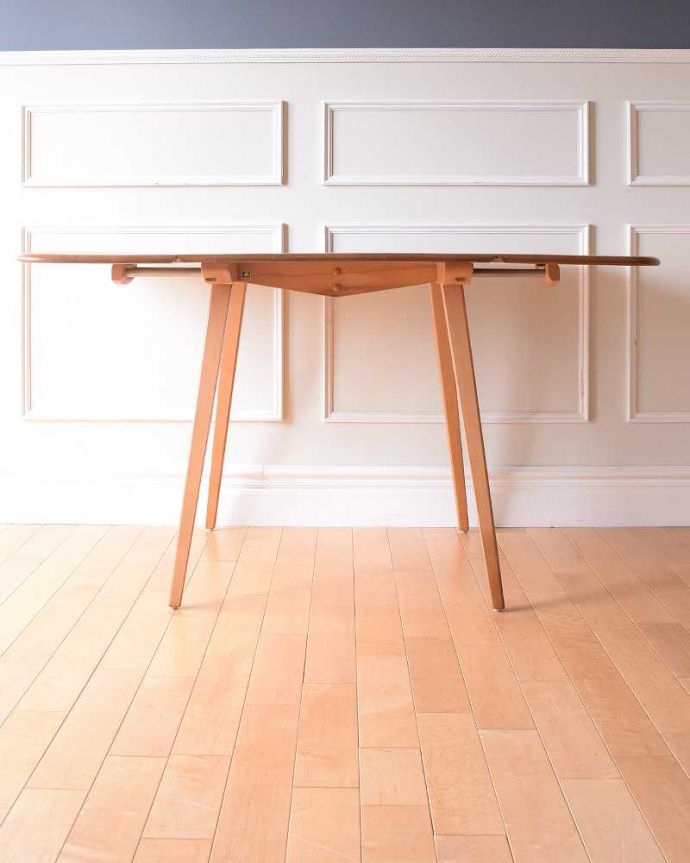 アーコールの家具　アンティーク家具　３パターンのサイズ展開可能、アーコール社のヴィンテージドロップリーフテーブル。両方開いたらこんな感じスッキリとしたアーコールの家具は、テーブルにしてはめずらしく幕板と言って天板の下に板がない特殊な構造です。(x-1230-f)