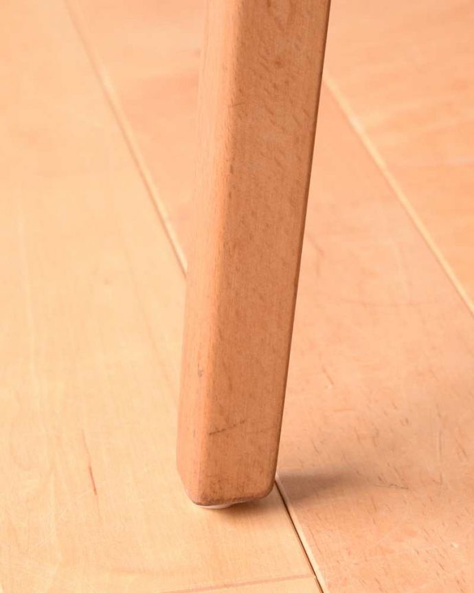 アーコールの家具　アンティーク家具　３パターンのサイズ展開可能、アーコール社のヴィンテージドロップリーフテーブル。持ち上げなくても移動できます！Handleのアンティークは、脚の裏にフェルトキーパーをお付けしていますので、持ち上げなくても床を滑らせて移動させることが出来ます。(x-1230-f)