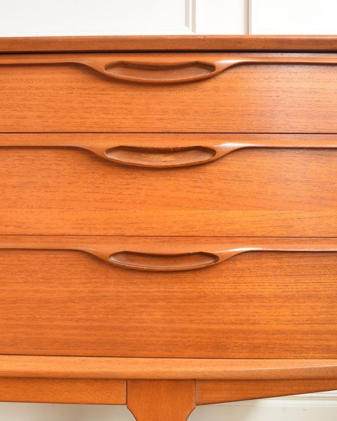 サイドボード アンティーク家具 憧れていた北欧スタイルのインテリア、ヴィンテージサイドボード。デザインの一部になっている取っ手取っ手のデザインもシンプルかつ機能的に。(x-1231-f)