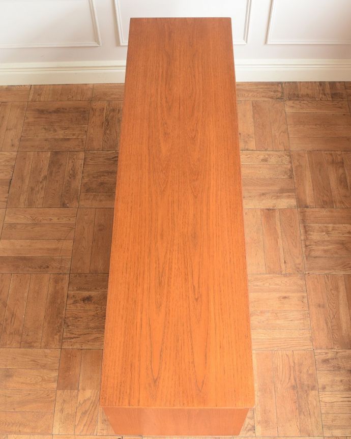 サイドボード アンティーク家具 憧れていた北欧スタイルのインテリア、ヴィンテージサイドボード。天板の塗装もキレイに仕上げましたヴィンテージの家具は修復方法が様々。(x-1231-f)