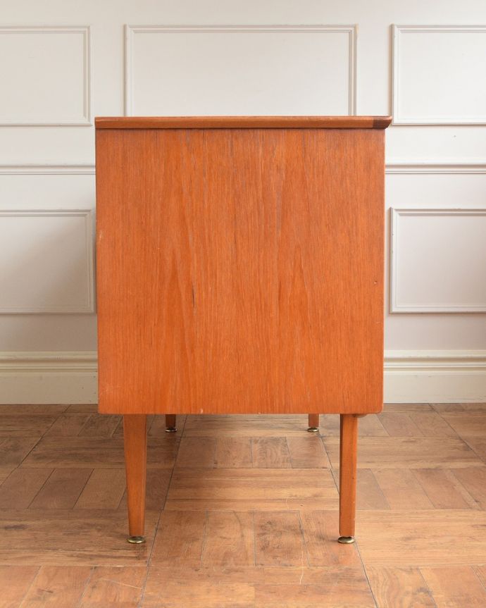 サイドボード アンティーク家具 憧れていた北欧スタイルのインテリア、ヴィンテージサイドボード。横から見てもスッキリどこから見てもスッキリとしてステキなヴィンテージ。(x-1231-f)