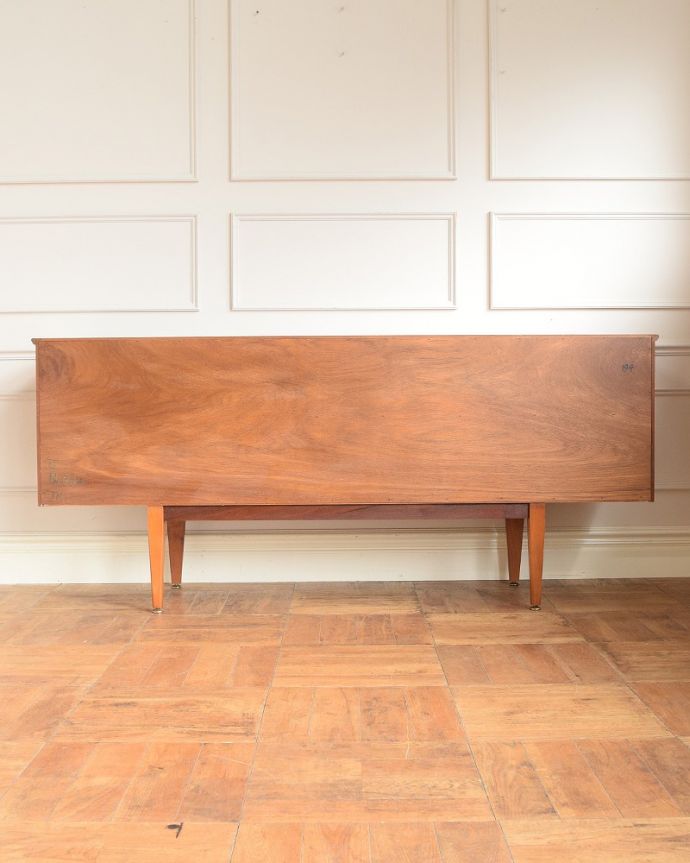 サイドボード アンティーク家具 憧れていた北欧スタイルのインテリア、ヴィンテージサイドボード。もちろん後ろ姿もキレイですビンテージは新品ではないので、もちろん経年変化によるキズはあります。(x-1231-f)