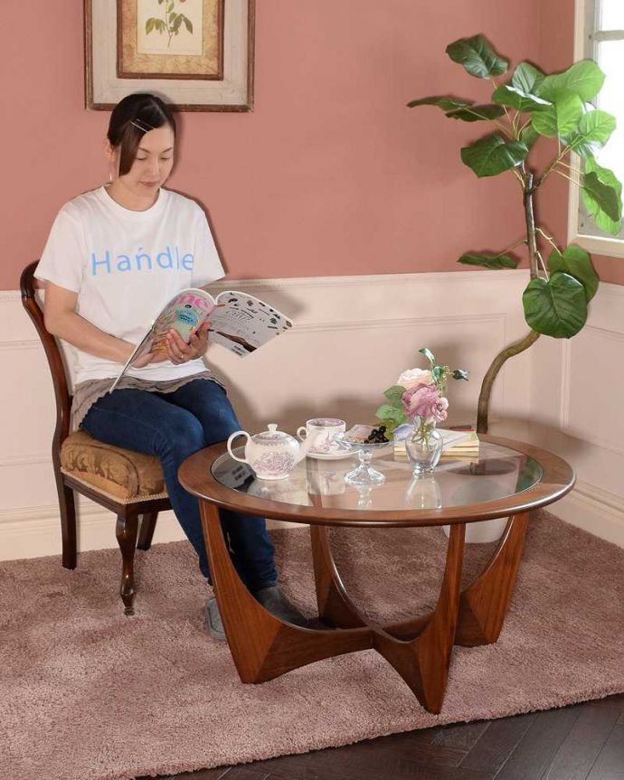 G-PLAN(Gプラン) アンティーク家具 G-planの北欧スタイルのヴィンテージ家具、丸い形がオシャレなコーヒーテーブル(ガラストップ)。女性っぽいシンプルさがカッコいいG-PLANG-PLANの定番は天板がガラスなので女性から見てもバツグンの使いやすさ。(x-1232-f)