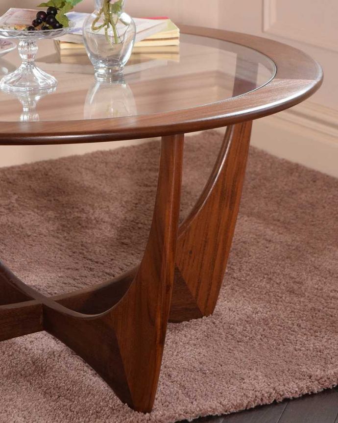 G-PLAN(Gプラン) アンティーク家具 G-planの北欧スタイルのヴィンテージ家具、丸い形がオシャレなコーヒーテーブル(ガラストップ)。木×ガラスが作り出すクールな優しさあたたかい木材の上にクールなガラス天板を乗せたシンプルなデザインは、見た目だけじゃなく使い勝手もバツグン。(x-1232-f)