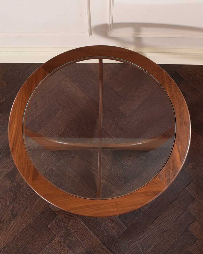 G-PLAN(Gプラン) アンティーク家具 G-planの北欧スタイルのヴィンテージ家具、丸い形がオシャレなコーヒーテーブル(ガラストップ)。上から見るとこんな感じやっぱりテーブルは天板が重要。(x-1232-f)