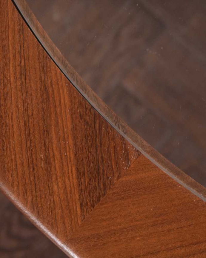 G-PLAN(Gプラン) アンティーク家具 G-planの北欧スタイルのヴィンテージ家具、丸い形がオシャレなコーヒーテーブル(ガラストップ)。天板を近くで見てみると・・・こんな感じでとってもキレイです!気になる方には新しいガラス天板に取り替えてお届けします。(x-1232-f)