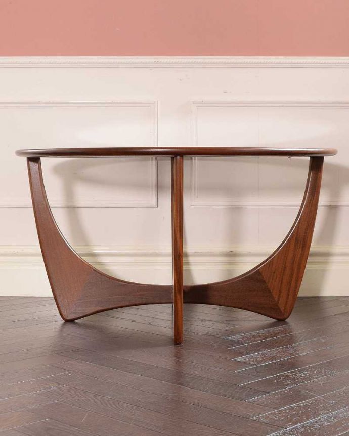 G-PLAN(Gプラン) アンティーク家具 G-planの北欧スタイルのヴィンテージ家具、丸い形がオシャレなコーヒーテーブル(ガラストップ)。横から見てもカッコイイ北欧スタイルの家具はデザインがステキだから、横から見た姿も絵になるカッコよさ!。(x-1232-f)