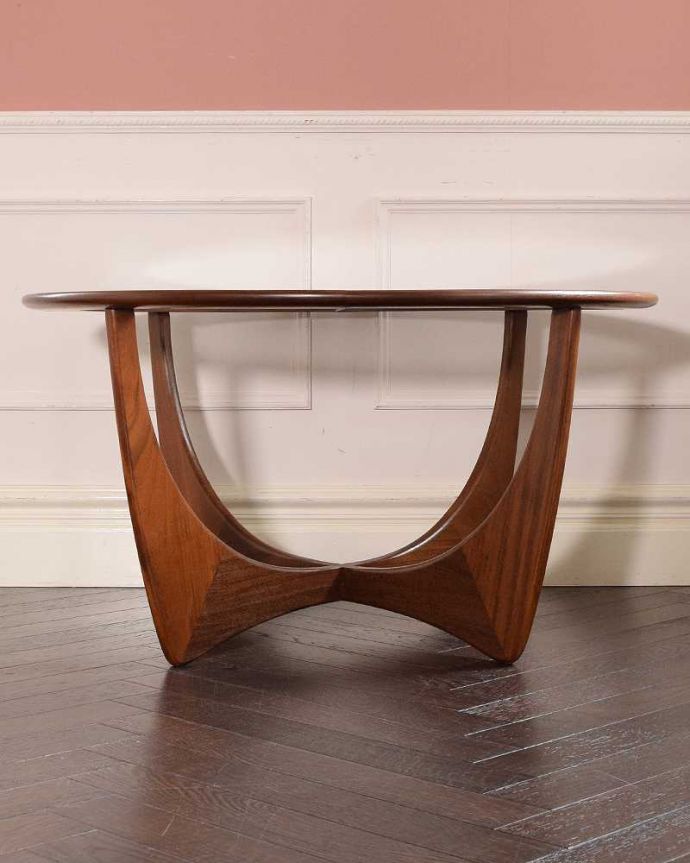 G-PLAN(Gプラン) アンティーク家具 G-planの北欧スタイルのヴィンテージ家具、丸い形がオシャレなコーヒーテーブル(ガラストップ)。見る角度によって見え方が違う…ヴィンテージなので、もちろん経年変化によるキズはありますが、専門の職人がしっかり修復しているので安心さが違います。(x-1232-f)