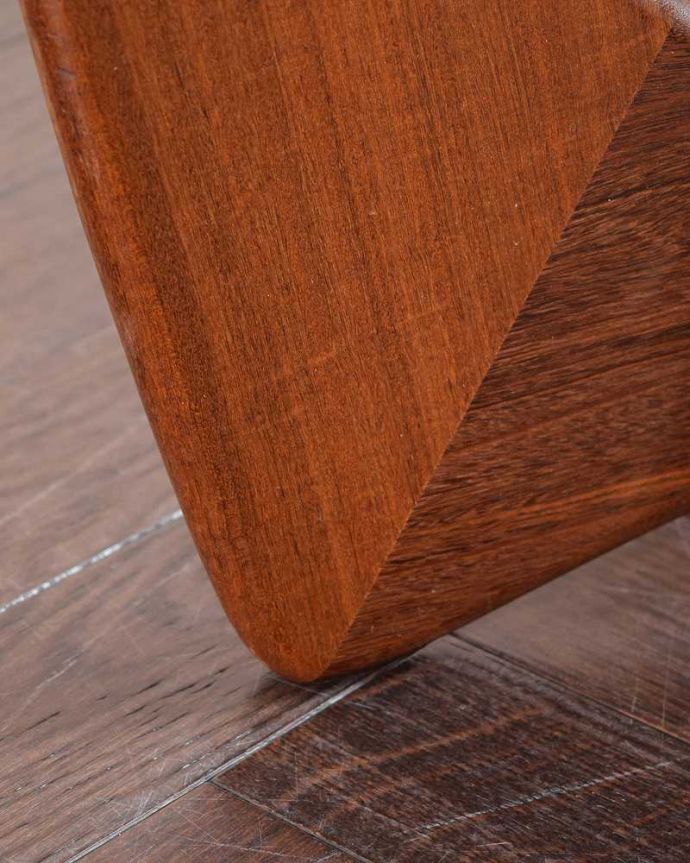 G-PLAN(Gプラン) アンティーク家具 G-planの北欧スタイルのヴィンテージ家具、丸い形がオシャレなコーヒーテーブル(ガラストップ)。女性1人でラクラク運べちゃう仕掛けHandleのアンティークは、脚の裏にフェルトキーパーをお付けしています。(x-1232-f)