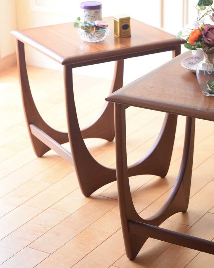 G-PLAN(Gプラン) アンティーク家具 3つのテーブルがセットで届く!G-PLANのアンティークネストテーブル 。クールに決まるスッキリデザイン。(x-1233-f)