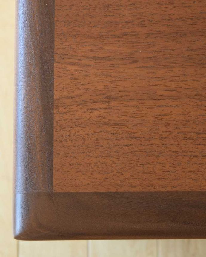 G-PLAN(Gプラン) アンティーク家具 3つのテーブルがセットで届く!G-PLANのアンティークネストテーブル 。近くで見てみると・・・修復の際、塗装も一度剥離してキレイに修復しているのでピッカピカです。(x-1233-f)