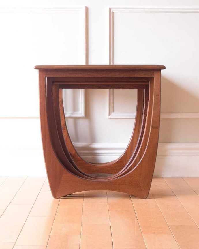 G-PLAN(Gプラン) アンティーク家具 3つのテーブルがセットで届く!G-PLANのアンティークネストテーブル 。横から見てみると・・・3つがキレイに重なって、さらにスッキリとカッコイイ姿。(x-1233-f)