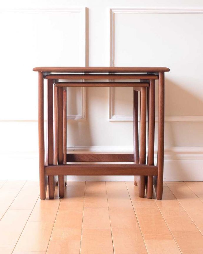 G-PLAN(Gプラン) アンティーク家具 3つのテーブルがセットで届く!G-PLANのアンティークネストテーブル 。見る角度によって見え方が違います。(x-1233-f)