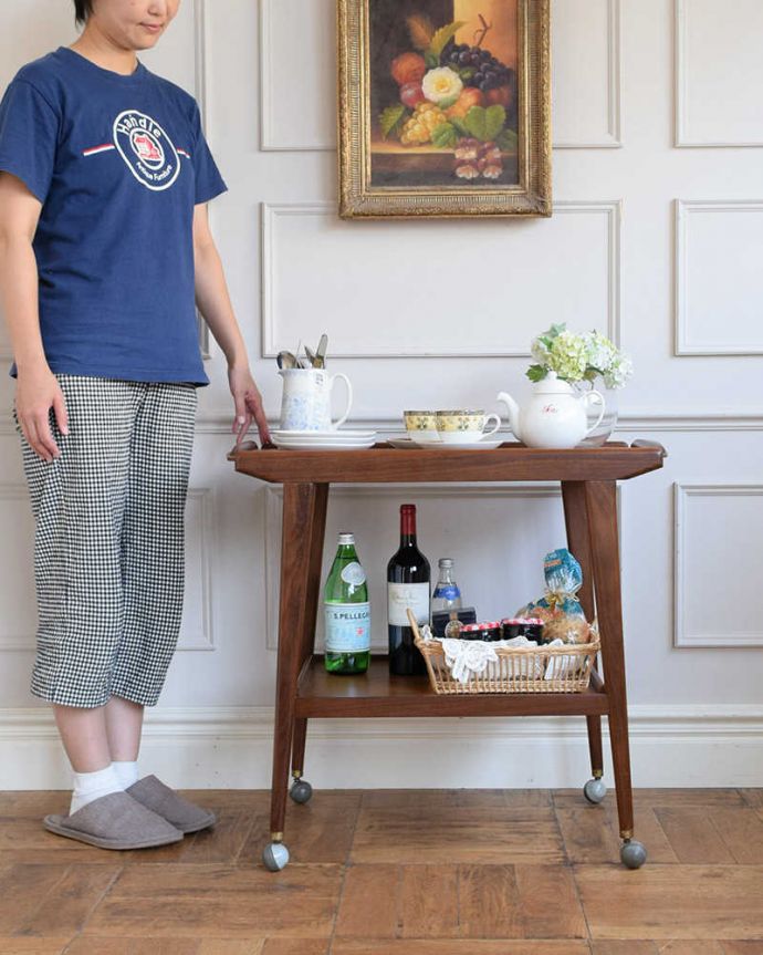 アンティークのワゴン・トローリー アンティーク家具 北欧スタイルにピッタリなヴィンテージ家具、トロリー(ワゴン)。コロコロ転がせて移動も楽チン!アンティークの中でも人気の高いワゴン。(x-1234-f)