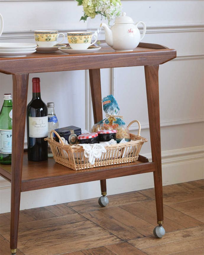 アンティークのワゴン・トローリー アンティーク家具 北欧スタイルにピッタリなヴィンテージ家具、トロリー(ワゴン)。おシャレなワゴンは使い方自由自在いろんな用途で使えるワゴン。(x-1234-f)