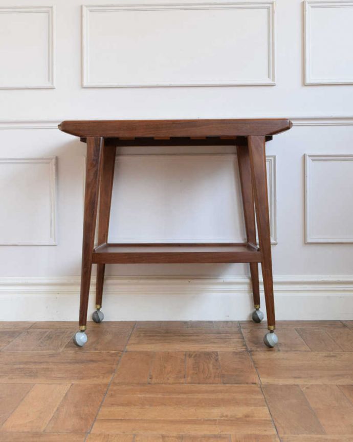 アンティークのワゴン・トローリー アンティーク家具 北欧スタイルにピッタリなヴィンテージ家具、トロリー(ワゴン)。キッチンだけじゃもったいない!アンティークのワゴンはデザインもキレイなので、キッチン用として使うだけじゃなく、家具としていろいろ使えます。(x-1234-f)