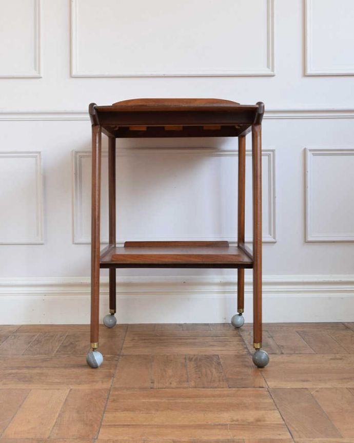 アンティークのワゴン・トローリー アンティーク家具 北欧スタイルにピッタリなヴィンテージ家具、トロリー(ワゴン)。360度、どこから見てもキレイアンティークは新品ではないので、もちろん経年変化によるキズはありますが、専門の職人がキレイにお直しをしているので、どの角度から見てもキレイです。(x-1234-f)