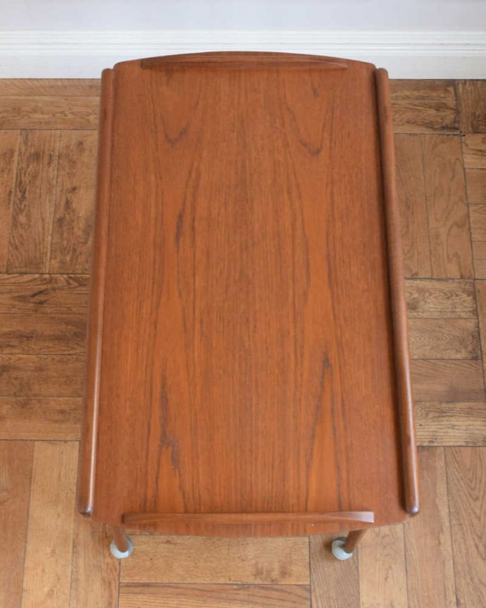 アンティークのワゴン・トローリー アンティーク家具 北欧スタイルにピッタリなヴィンテージ家具、トロリー(ワゴン)。上から見るとこんな形です修復にもいろんな方法がありますが、Handleではこだわって仕上げています。(x-1234-f)