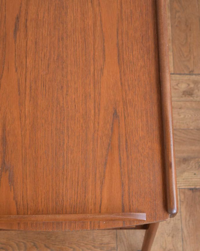 アンティークのワゴン・トローリー アンティーク家具 北欧スタイルにピッタリなヴィンテージ家具、トロリー(ワゴン)。近づいてみると・・・修復にもいろんな方法がありますが、Handleでは塗装にこだわって古い塗装を剥離して再塗装していますのでピカピカです。(x-1234-f)