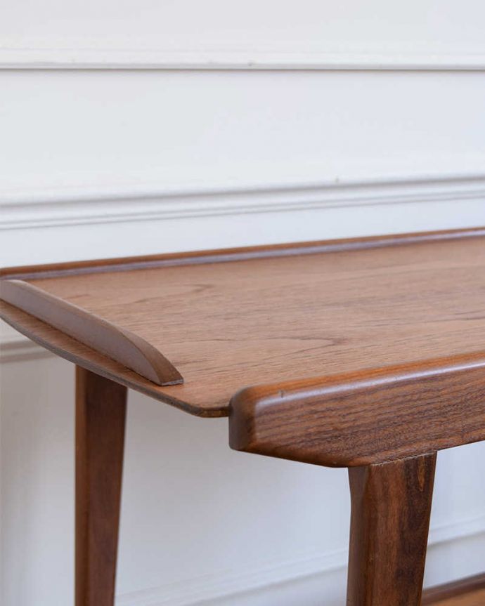 アンティークのワゴン・トローリー アンティーク家具 北欧スタイルにピッタリなヴィンテージ家具、トロリー(ワゴン)。ちょっとしたこだわり天板の縁の部分に落ちないような仕掛けが。(x-1234-f)