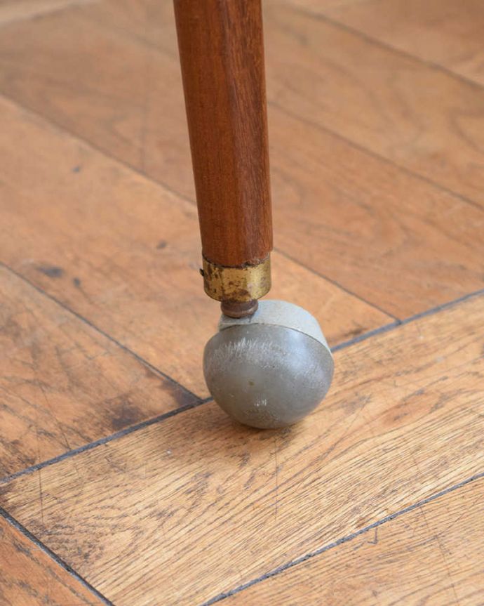 アンティークのワゴン・トローリー アンティーク家具 北欧スタイルにピッタリなヴィンテージ家具、トロリー(ワゴン)。ちゃんと動きます脚先にはキャスターが。(x-1234-f)