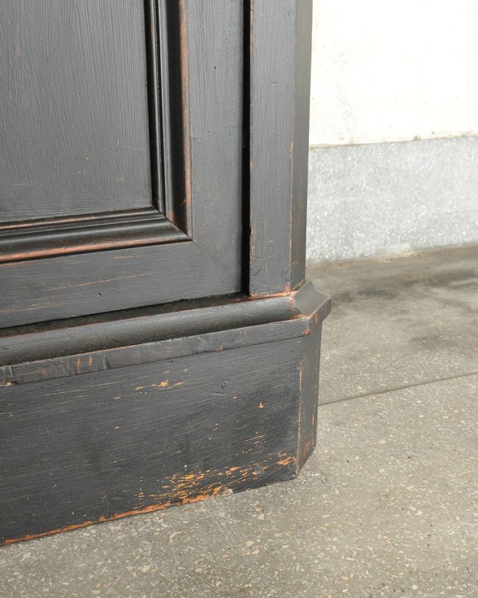 アンティークのキャビネット　アンティーク家具　フランス輸入のアンティーク収納家具、シックなペイント仕上げのフレンチキャビネット 。女性1人でラクラク運べちゃう仕掛けHandleのアンティークは、脚の裏にフェルトキーパーをお付けしています。(x-1235-f)