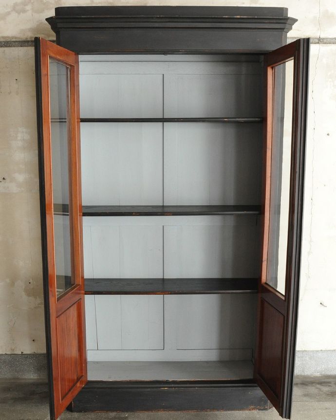 アンティークのキャビネット　アンティーク家具　フランス輸入のアンティーク収納家具、シックなペイント仕上げのフレンチキャビネット 。扉を開けると、中はこんな感じです木の棚板は、もともとブックケースとして使われていた証。(x-1235-f)