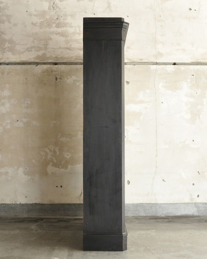 アンティークのキャビネット　アンティーク家具　フランス輸入のアンティーク収納家具、シックなペイント仕上げのフレンチキャビネット 。横から見てもステキもちろん、横から見られることも考えて、しっかり修復してあります。(x-1235-f)