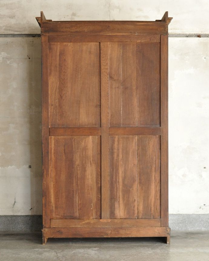 アンティークのキャビネット　アンティーク家具　フランス輸入のアンティーク収納家具、シックなペイント仕上げのフレンチキャビネット 。後ろ姿もキレイですアンティークは新品ではないので、もちろん経年変化によるキズはありますが、専門の職人がキレイにお直しをしているので、後ろ姿までキレイです。(x-1235-f)