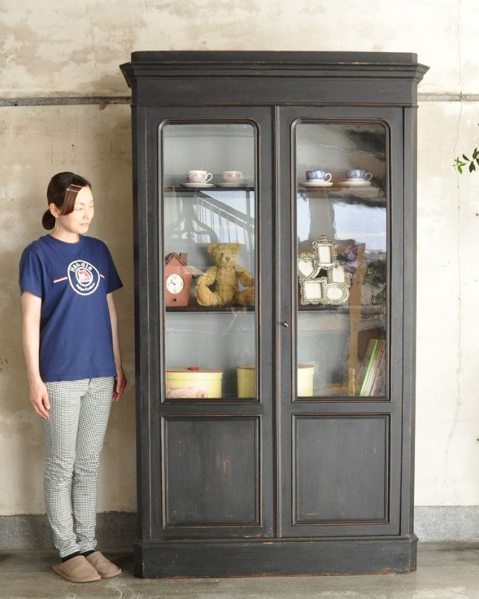 アンティークのキャビネット　アンティーク家具　フランス輸入のアンティーク収納家具、シックなペイント仕上げのフレンチキャビネット 。お部屋をパッと彩るフランスらしい色使いフランスらしい色使いのキャビネットは、お部屋の中をパッと明るくなる華やかに彩ってくれるんです。(x-1235-f)