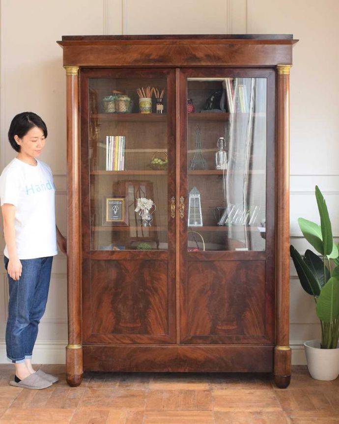 アンティークのキャビネット　アンティーク家具　フランスのゴージャスなアンティーク家具、ガラスキャビネット（本棚） 。フランスらしい優雅さと風格が自慢ドッシリと重厚感ある佇まいとフランスらしい優雅な彫の両方を贅沢にも兼ね備えたガラスのキャビネット。(x-1236-f)