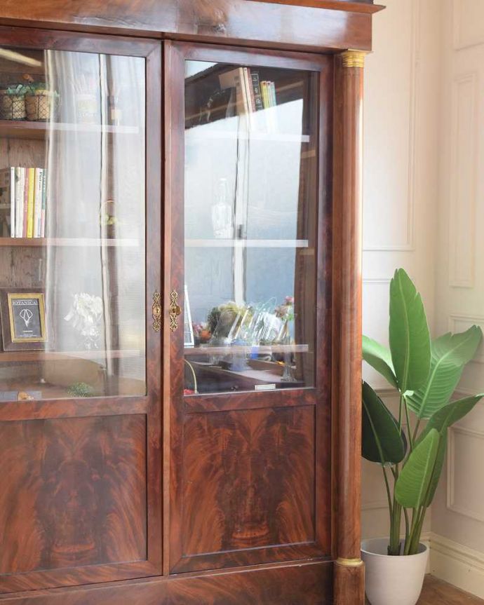 アンティークのキャビネット　アンティーク家具　フランスのゴージャスなアンティーク家具、ガラスキャビネット（本棚） 。ガラス越しに中をのぞいてみると･･･昔、作られたアンティークのガラスは今のものと違ってゆらめきがあります。(x-1236-f)