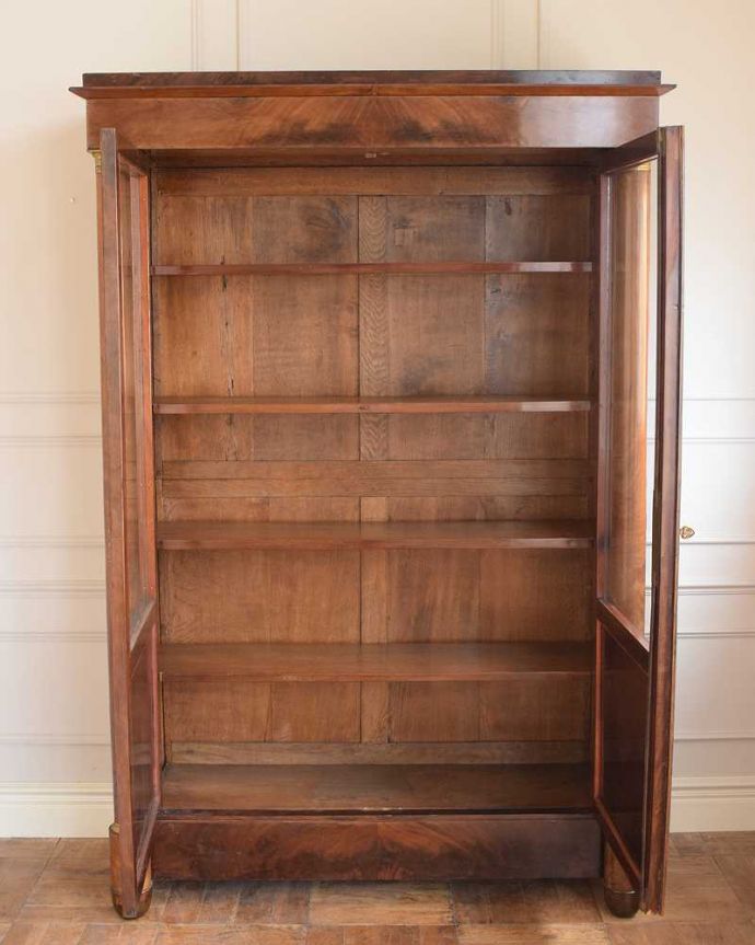 アンティークのキャビネット　アンティーク家具　フランスのゴージャスなアンティーク家具、ガラスキャビネット（本棚） 。扉を開けると、中はこんな感じです木の棚板は、もともとブックケースとして使われていた証。(x-1236-f)