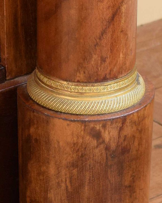 アンティークのキャビネット　アンティーク家具　フランスのゴージャスなアンティーク家具、ガラスキャビネット（本棚） 。優雅なデザインまだ機械が発達していない時代に、どうやって造ったんだろう･･･。(x-1236-f)