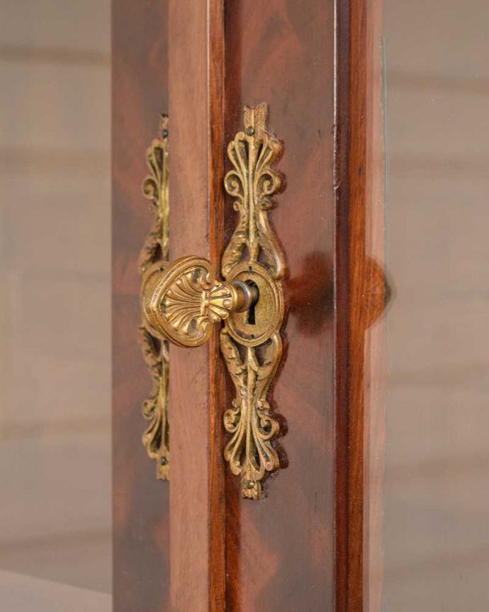 アンティークのキャビネット　アンティーク家具　フランスのゴージャスなアンティーク家具、ガラスキャビネット（本棚） 。小さなパーツにもこだわりが取っ手だけを見ていても現代の家具とは全然違って質感がいいのがわかります。(x-1236-f)