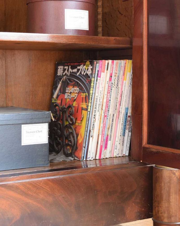 アンティークのキャビネット　アンティーク家具　フランスのゴージャスなアンティーク家具、ガラスキャビネット（本棚） 。A4サイズも収納出来ますたっぷり入るサイズなので、A4サイズの雑誌も立てたまま収納できます。(x-1236-f)