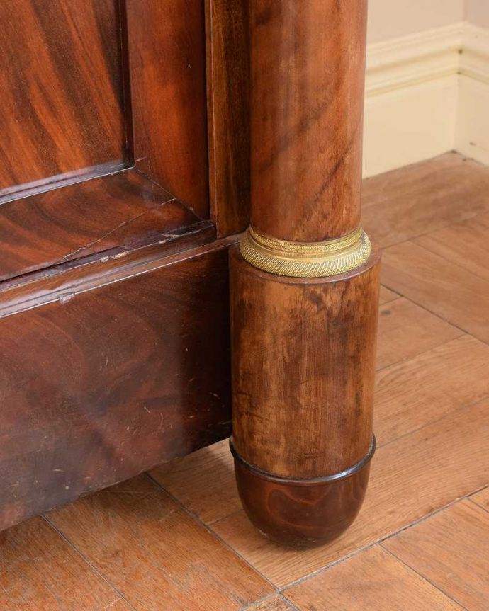 アンティークのキャビネット　アンティーク家具　フランスのゴージャスなアンティーク家具、ガラスキャビネット（本棚） 。女性1人でラクラク運べちゃう仕掛けHandleのアンティークは、脚の裏にフェルトキーパーをお付けしています。(x-1236-f)