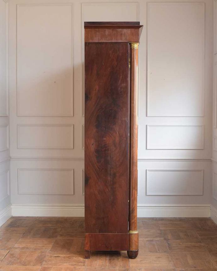 アンティークのキャビネット　アンティーク家具　フランスのゴージャスなアンティーク家具、ガラスキャビネット（本棚） 。横から見てもステキもちろん、横から見られることも考えて、しっかり修復してあります。(x-1236-f)