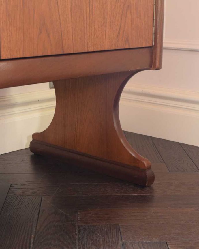 アンティークのキャビネット　アンティーク家具　北欧インテリアに合うビンテージ家具、ネイサン社のサイドボード。スッキリとした脚の裏には…Handleの家具の脚裏にはフェルトキーパーをお付けしています。(x-1237-f)