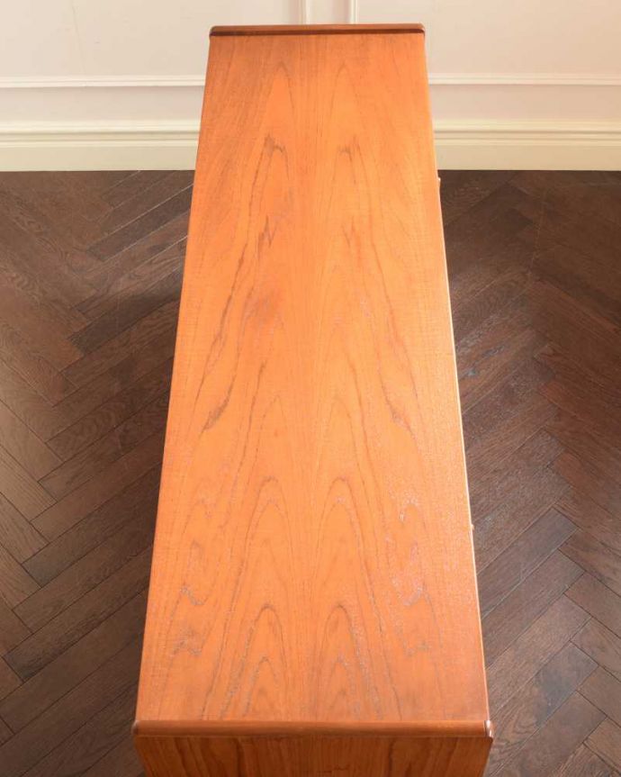 アンティークのキャビネット　アンティーク家具　北欧インテリアに合うビンテージ家具、ネイサン社のサイドボード。天板の塗装もキレイに仕上げましたヴィンテージの家具は修復方法が様々。(x-1237-f)